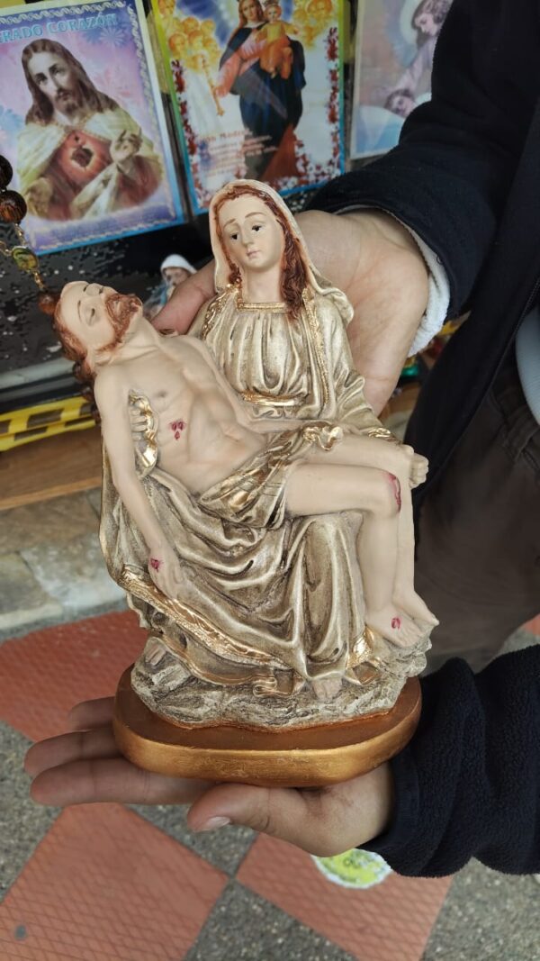 Estatua de la virgen de la salud color envejecido