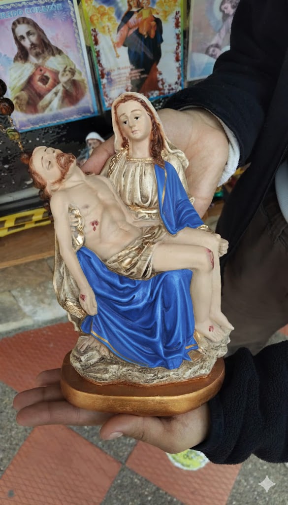 Estatua de la virgen de la salud color envejecido capa